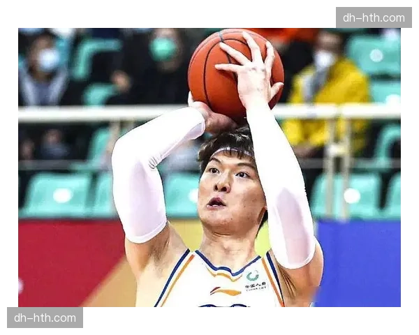 王哲林单场16篮板领跑篮板榜 上海内线统治力展现